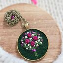 Naszyjnik bukiet burgundowych róż z margaretkami i agatem na ciemnozielonym tle