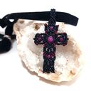 Czarny choker z naturalnym rubinem i krzyżykiem