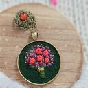 Naszyjnik bukiet czerwonych róż z ciemnoróżowymi kwiatami i agatem na ciemnozielonym tle