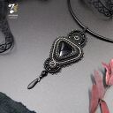 Gotycki wisior z onyksem, haftowany