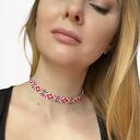 Folkowy choker z koralików z etnicznym ornamentem