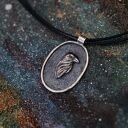 Owalny wisior ze srebrnym krukiem