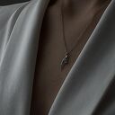 Srebrny naszyjnik z papugą - modna zawieszka, która dodaje stylu
