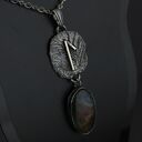 Runa Laguz z labradorytem - srebrny talizman ochronny