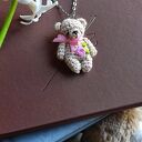 Miś Róża wisiorek komplet ze stalowym łańcuszkiem 50 cm