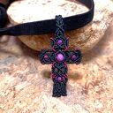 Czarny choker z naturalnym rubinem i krzyżykiem