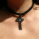 Krzyżyk z opalem naturalnym pleciony na aksamitce czarny choker regulowany mikro