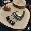 Wisior skórzany z onyksami i skamieliną