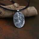 Owalny wisior ze srebrnym krukiem