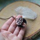 Lunula z obsydianu w miedzi - wisior na łańcuszku