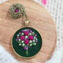 Naszyjnik bukiet burgundowych róż z margaretkami i agatem na ciemnozielonym