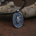 Owalny wisior ze srebrnym krukiem