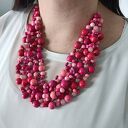 Różowy naszyjnik z drobnych drewnianych koralików