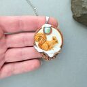 Naszyjnik z wiewiórką z zimowego lasu