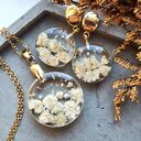 Wisiorek z żywicy z suszonymi kwiatami biała gipsówka