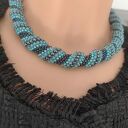 Naszyjnik turkusowy - krótki choker z koralikową spiralą