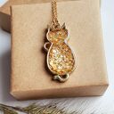 Wisiorek z żywicy kot z płatkami złota