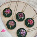 Naszyjnik bukiet burgundowych róż z margaretkami i agatem na ciemnozielonym tle