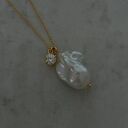 złoty naszyjnik z barokową perłą i