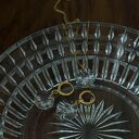 złoty naszyjnik z bezbarwnym