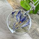 Wisiorek z krokusem w przeźroczystej żywicy z2028