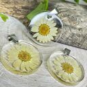 Okrągły wisiorek z rumiankami w żywicy z2094