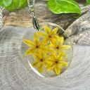 Wisiorek z kwiatami przypominającymi gwiazdki z2029