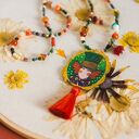 Długi naszyjnik z kamieni z ręcznie rysowanym szalonym kapelusznikiem z Alicji