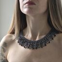 Elegancka kolia z czarnymi elementami