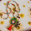 Długi naszyjnik z kamieni z ręcznie rysowanym szalonym kapelusznikiem z Alicji w krainie czarów