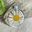 Okrągły wisiorek z rumiankiem w żywicy z2091