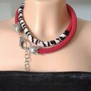 Naszyjnik czerwony w zwierzece wzory