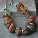 srebrny naszyjnik z surowymi bryłkami bursztynu