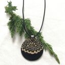 Naszyjnik ceramiczny z turkusowym szkliwem i indyjskim wzorem (czern) - rzemień ok. 40 cm 