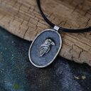 Owalny wisior ze srebrnym krukiem