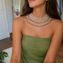Elegancka krywulka koralikowa w perłowej bieli z hematytowymi kryształkami