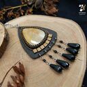 Wisior skórzany z onyksami i skamieliną