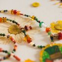 Długi naszyjnik z kamieni z ręcznie rysowanym szalonym kapelusznikiem z Alicji w krainie czarów