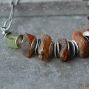 srebrny naszyjnik z surowymi bryłkami bursztynu