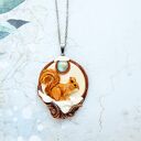 Naszyjnik z wiewiórką z zimowego lasu