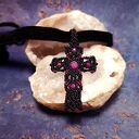 Czarny choker z naturalnym rubinem i krzyżykiem