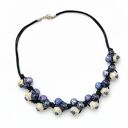Naszyjnik Feboo Navy Bloom z ceramiką na rzemieniach - biało-niebieskie kwiaty