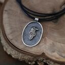 Owalny wisior ze srebrnym krukiem