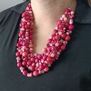 Różowy naszyjnik z drobnych drewnianych koralików