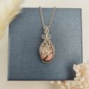 Naszyjnik Rodonit stal chirurgiczna wisiorek handmade wirewrapping