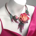 Kwiatowy naszyjnik piwonia. kolia z japońskich koralików