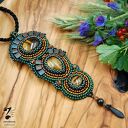 Naszyjnik haftowany z tygrysim okiem