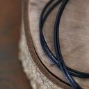 Owalny wisior ze srebrnym krukiem