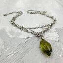 Naszyjnik chainmaille z zielonym kryształem