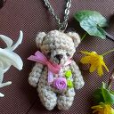 Miś Róża wisiorek komplet ze stalowym łańcuszkiem 50 cm